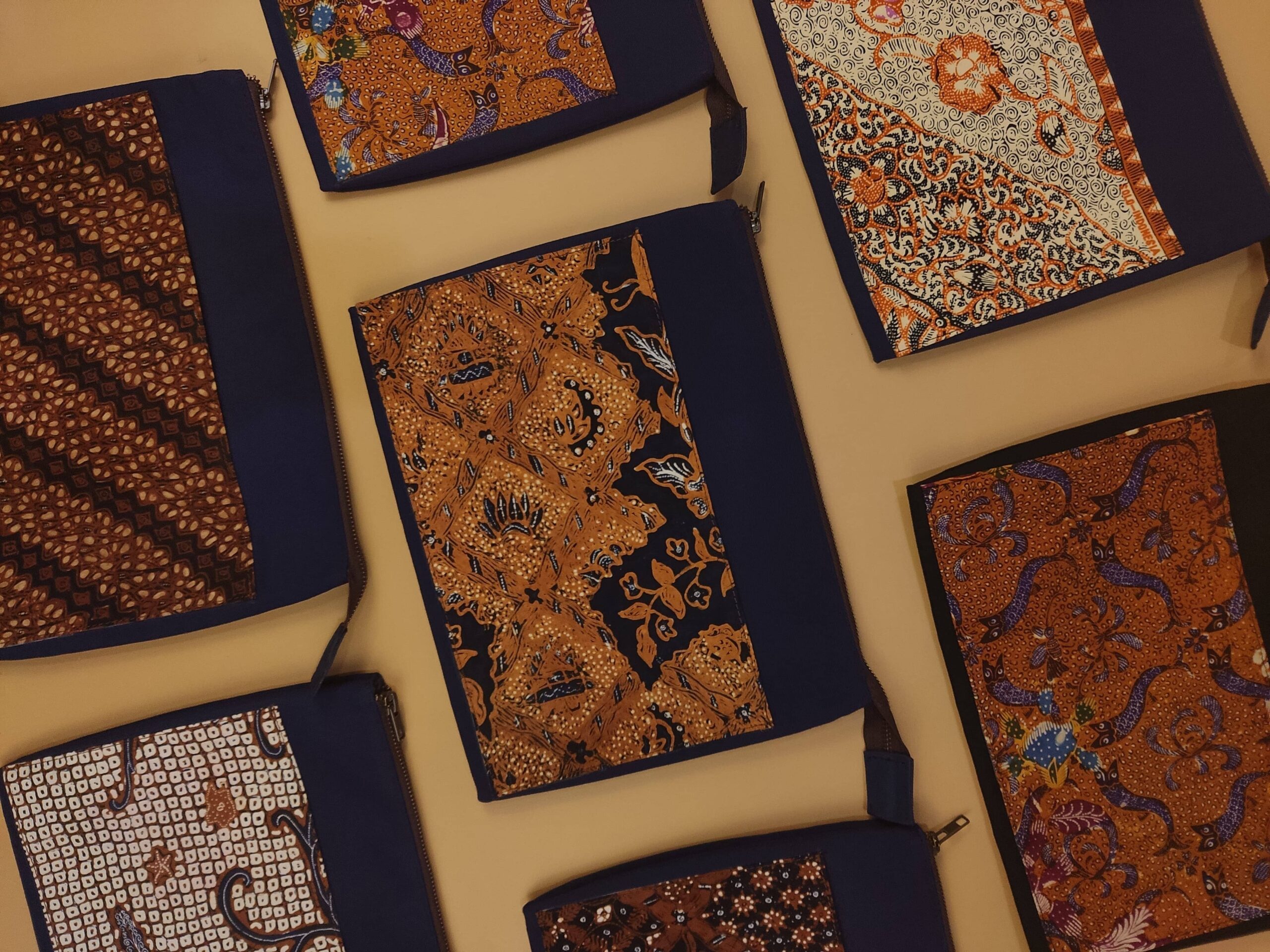Background Barang Kulit Batik